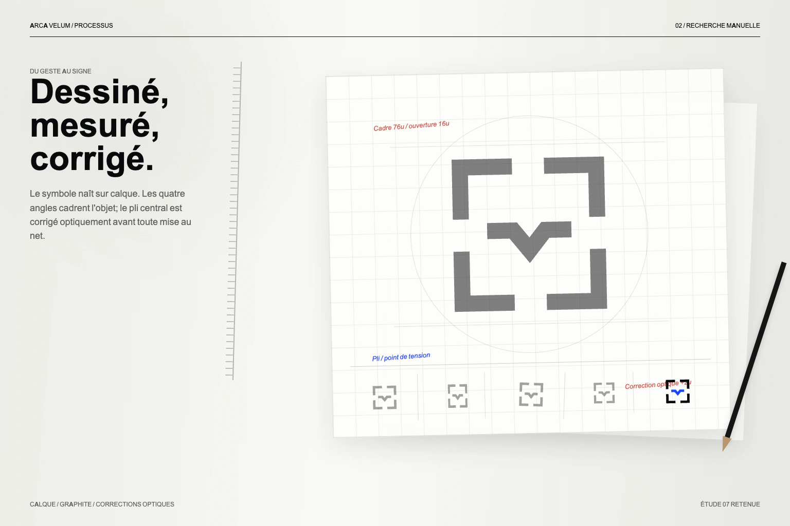 Recherche ARCA VELUM : calques, graphite et corrections optiques du monogramme.