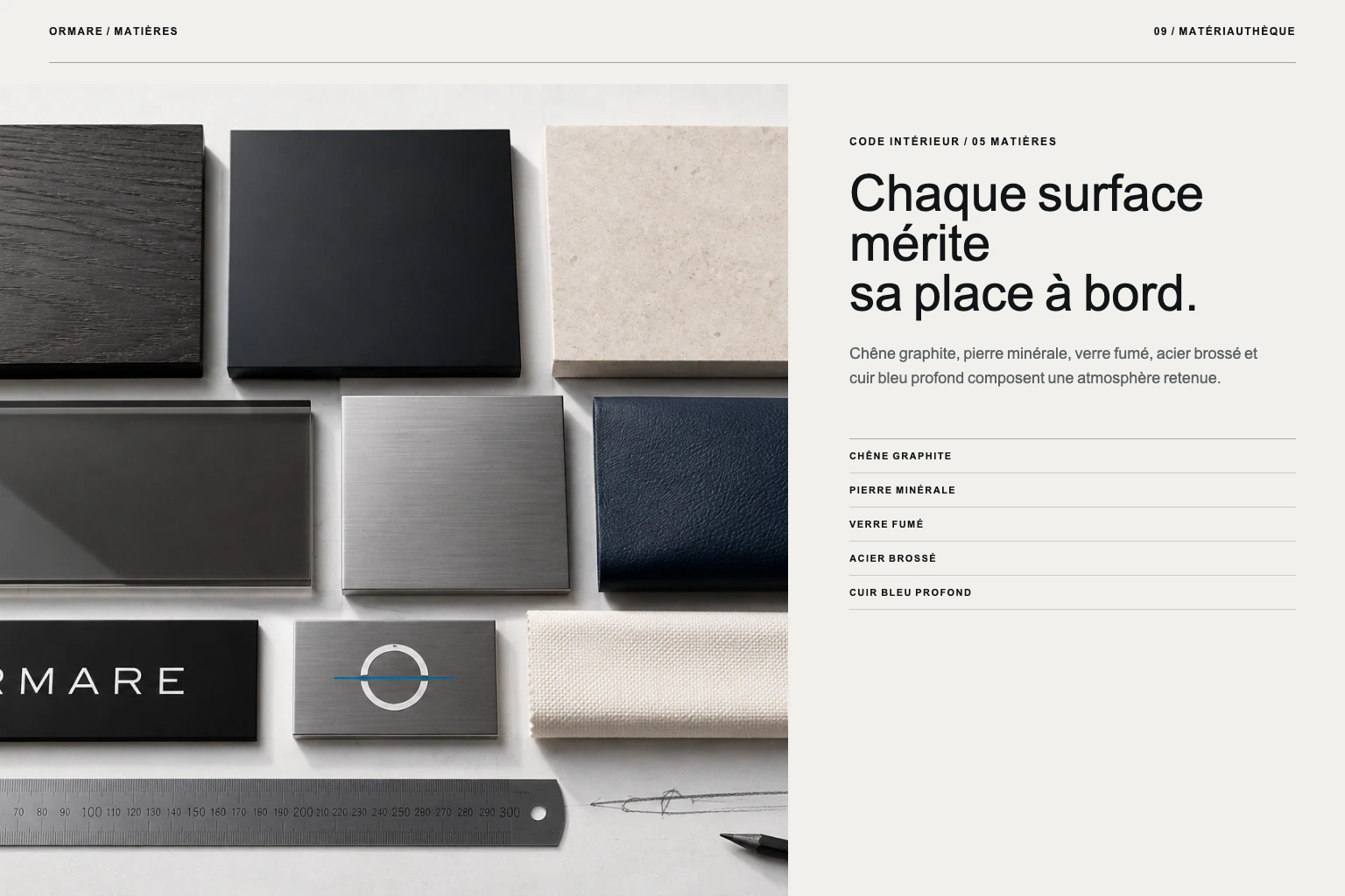 Matériauthèque ORMARE : bois graphite, pierre, verre fumé, acier brossé et cuir bleu.
