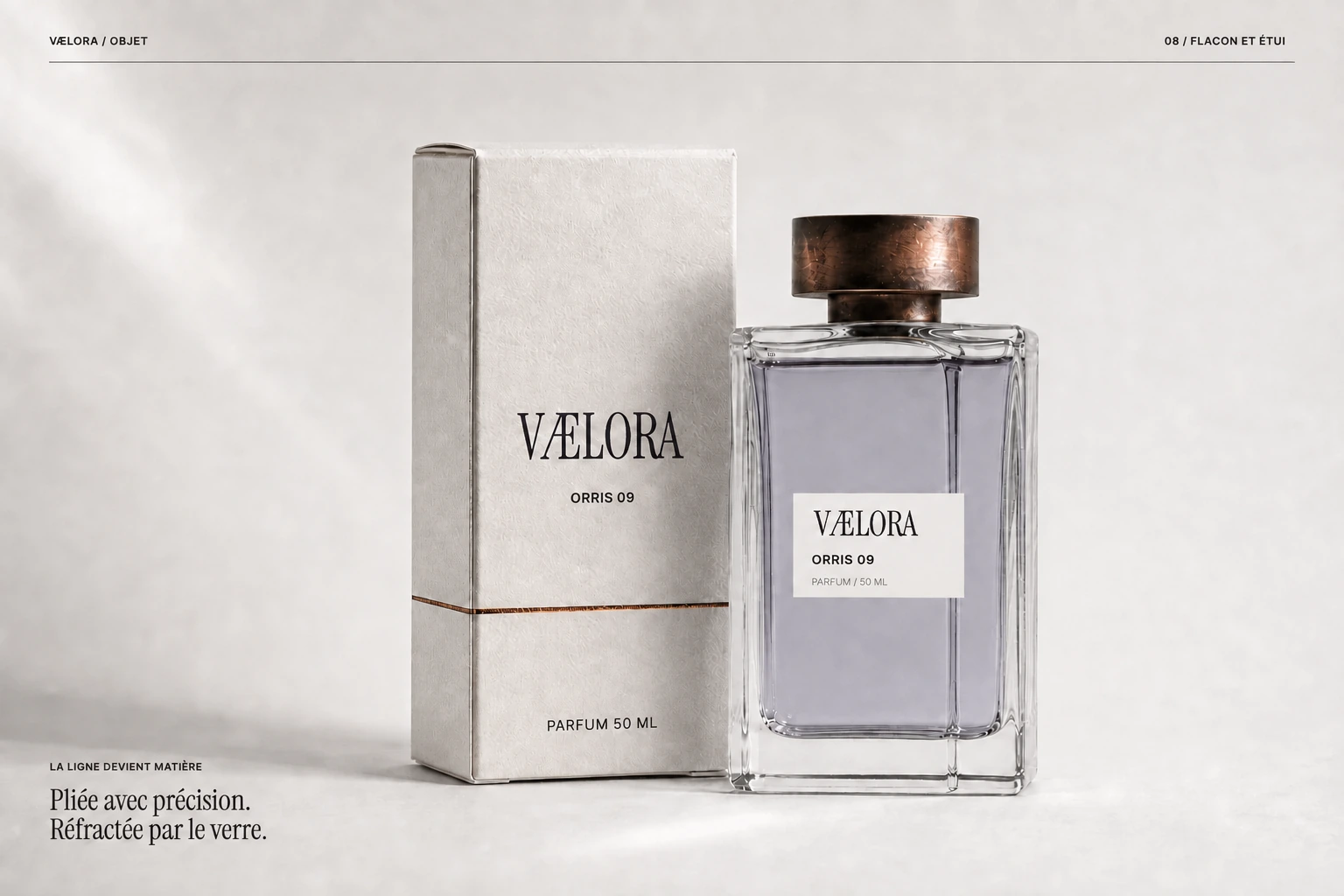 Application VÆLORA sur le flacon et son packaging, autour du papier, du verre et du cuivre.